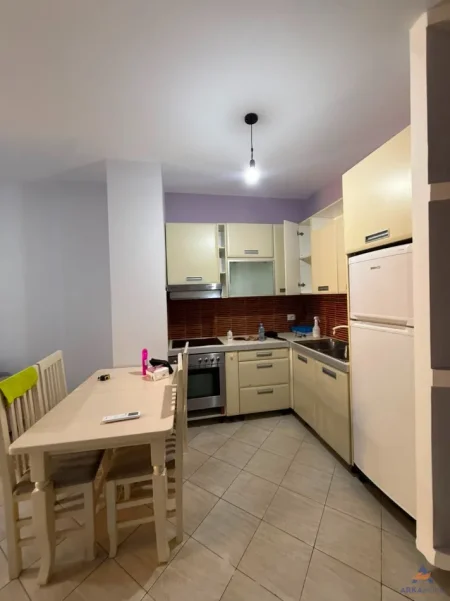 Tirane, jepet me qera apartament 1+1+Ballkon Kati 5, 50 m² 537 € 
