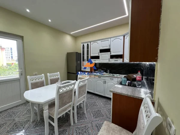 Tirane, jepet me qera apartament 3+1+Ballkon Kati 2, 150 m² 750 € 