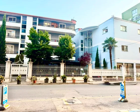 Tirane, jepet me qera ambjent biznesi Kati 2, 736 m² 7.000 € (Yzberish)