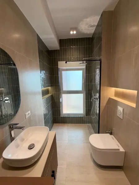 Tirane, jepet me qera apartament 1+1+Ballkon Kati 6, 65 m² 550 € (ALI DEMI KOMPLEKSI KADIU)