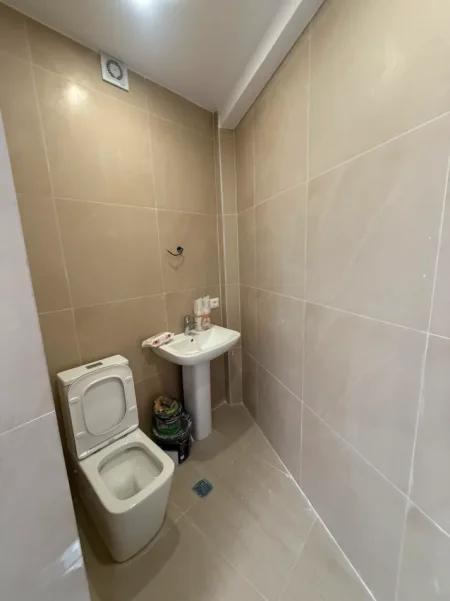 Tirane, jepet me qera dyqan Kati 0, 42 m² 700 € 
