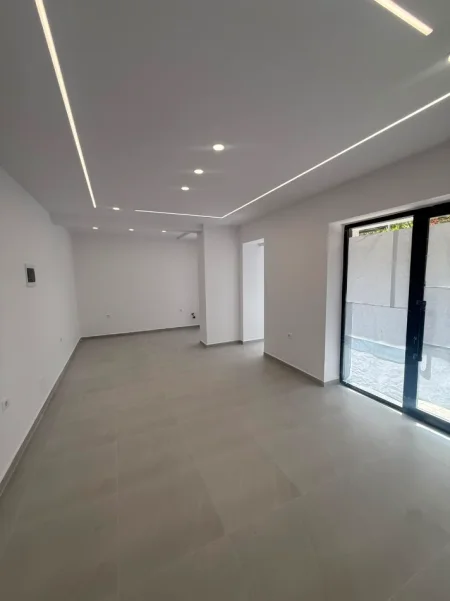 Tirane, jepet me qera dyqan Kati 0, 42 m² 700 € 