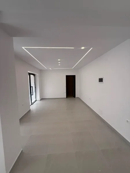 Tirane, jepet me qera dyqan Kati 0, 42 m² 700 € 