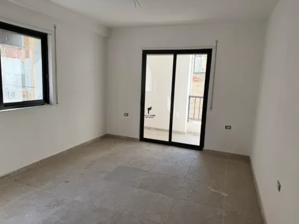 Tirane, jepet me qera zyre Kati 1, 145 m² 1.200 € (RRUGA E DURRESIT)