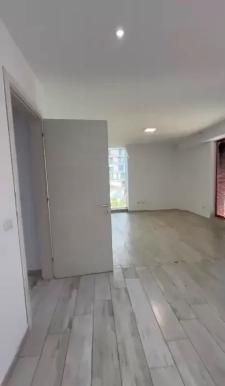 Tirane, jepet me qera ambjent biznesi , 155 m² 2.600 € (Rruga e Kavajes)