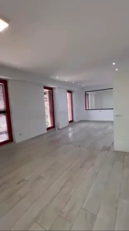 Tirane, jepet me qera ambjent biznesi , 155 m² 2.600 € (Rruga e Kavajes)