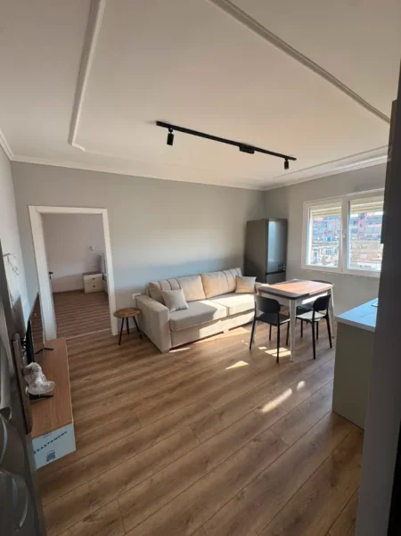 Tirane, jepet me qera apartament 1+1 Kati 6, 53 m² 550 € (KOMUNA E PARISIT)