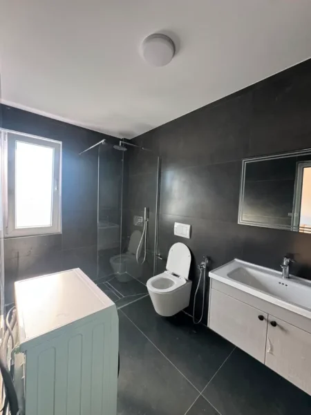 Tirane, jepet me qera apartament 1+1 Kati 6, 53 m² 550 € (KOMUNA E PARISIT)