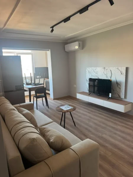 Tirane, jepet me qera apartament 1+1+Ballkon Kati 6, 60 m² 650 € (KOMUNA E PARISIT)