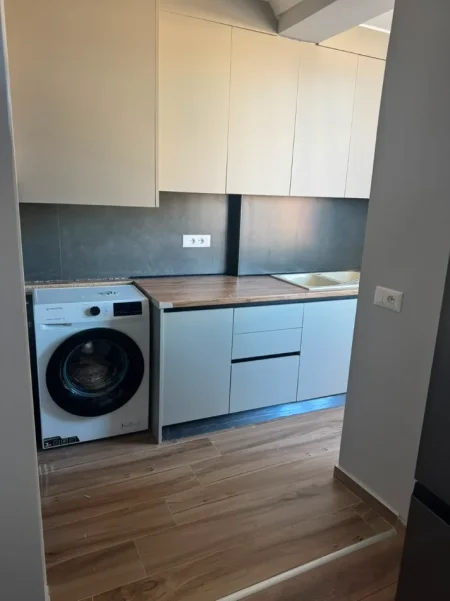 Tirane, jepet me qera apartament 1+1+Ballkon Kati 6, 60 m² 650 € (KOMUNA E PARISIT)