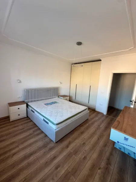 Tirane, jepet me qera apartament 1+1+Ballkon Kati 6, 60 m² 650 € (KOMUNA E PARISIT)