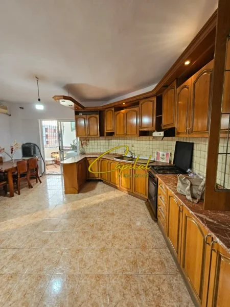 Tirane, jepet me qera apartament 2+1 Kati 9, 100 m² 550 € (LAPRAKE)