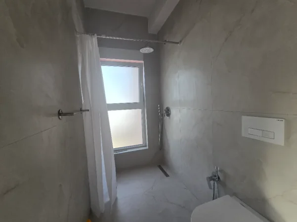 Tirane, jepet me qera apartament 2+1+Ballkon Kati 8, 76 m² 610 € 