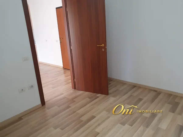Tirane, jepet me qera apartament 1+1 Kati 5, 50 m² 450 € (ISH FUSHA E AVIACIONIT)