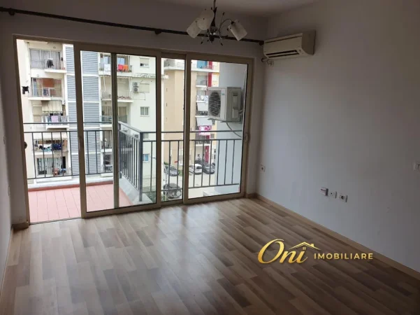 Tirane, jepet me qera apartament 1+1 Kati 5, 50 m² 450 € (ISH FUSHA E AVIACIONIT)