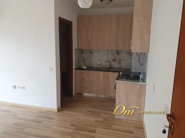 Tirane, jepet me qera apartament 1+1 Kati 5, 50 m² 450 € (ISH FUSHA E AVIACIONIT)