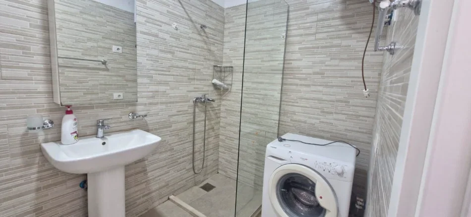 Tirane, jepet me qera apartament 1+1 Kati 2, 74 m² 500 € (RRUGA E DIBRES)