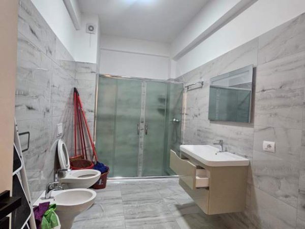 Tirane, jepet me qera apartament 1+1 Kati 3, 50 m² 400 Euro (astir)