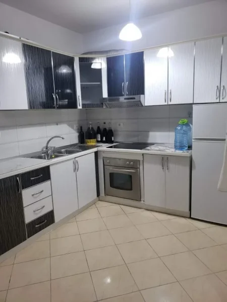 Tirane, jepet me qera 80 m² 400 Euro (Kopshti Botanik)