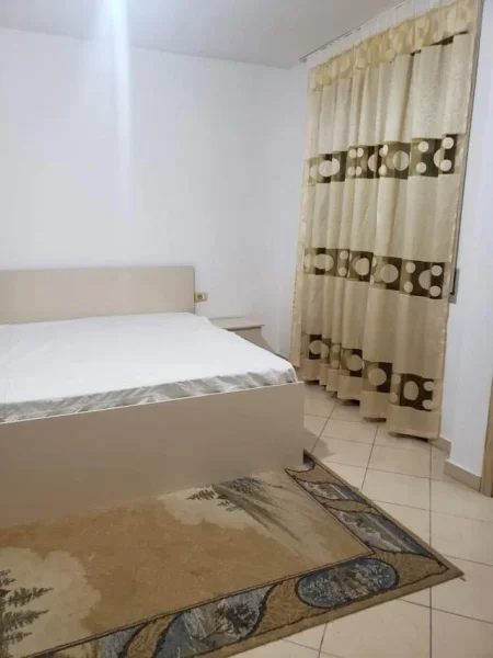 Tirane, jepet me qera 80 m² 400 Euro (Kopshti Botanik)