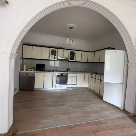 Tirane, jepet me qera Vile 2 Katshe Kati 2, 200 m² 1.850 Euro (Blloku Vilave Selite)