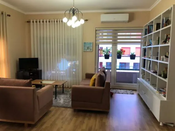 Tirane, jepet me qera apartament 2+1 Kati 5, 95 m² 450 Euro (ali demi)