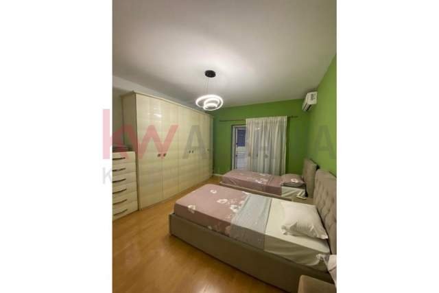 Tirane, jepet me qera apartament 2+1 Kati 1, 200 m² 1.000 Euro (komuna e parisit)