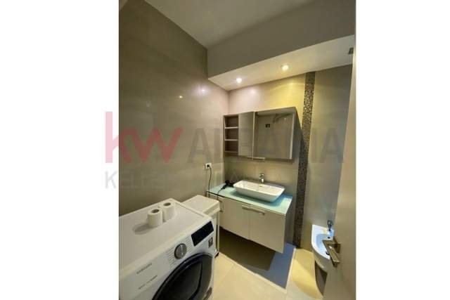 Tirane, jepet me qera apartament 2+1 Kati 1, 200 m² 1.000 Euro (komuna e parisit)