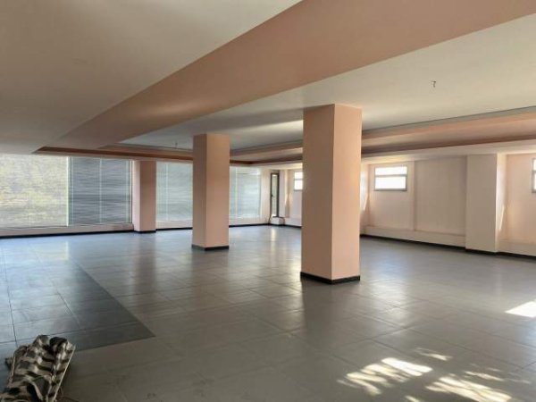 Tirane, jepet me qera ambjent biznesi Kati 1, 240 m² 2.000 Euro (Siri Kodra te ish Frigoriferi)