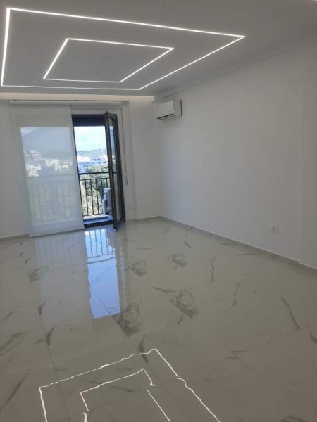 Tirane, jepet me qera zyre Kati 4, 85 m² 700 € (koder diellit)