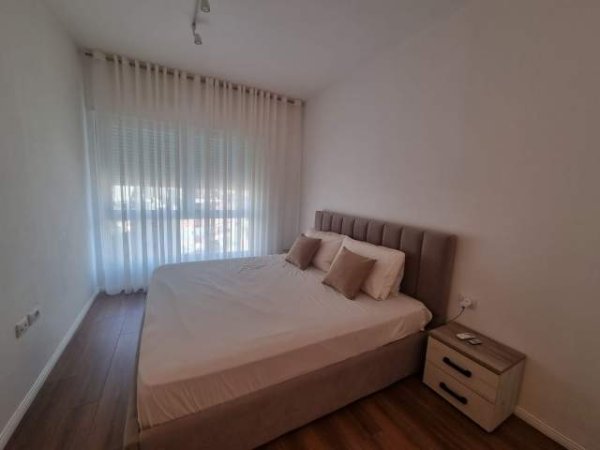 Tirane, jepet me qera apartament 1+1 Kati 10, 72 m² 700 Euro (rruga e Barrikadave)