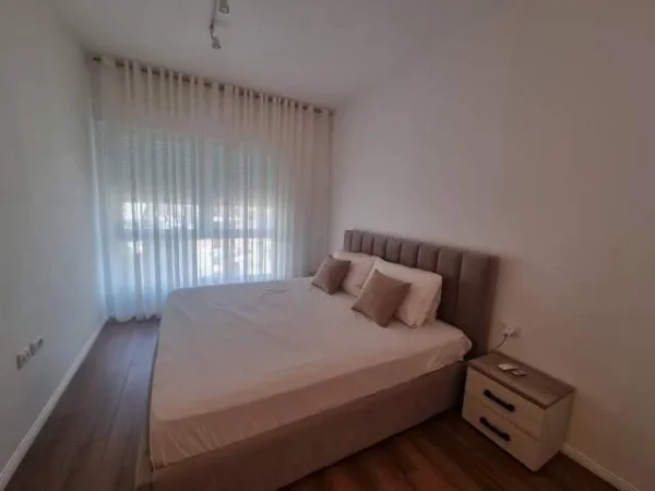 Tirane, jepet me qera apartament 1+1 Kati 10, 72 m² 700 Euro (rruga e Barrikadave)