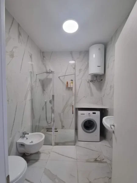 Tirane, jepet me qera apartament 1+1 Kati 10, 72 m² 700 Euro (rruga e Barrikadave)
