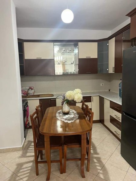 Tirane, jap me qera apartament 3+1+A+BLK Kati 3, 110 m² 35.000 Leke (Rruga Muhamet Daliu)