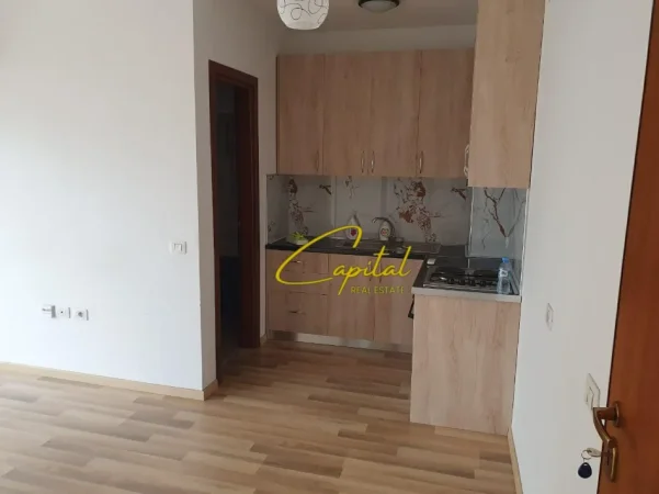 Tirane, jepet me qera apartament 1+1 Kati 5, 50 m² 450 € (ISH FUSHA AVIACIONIT)