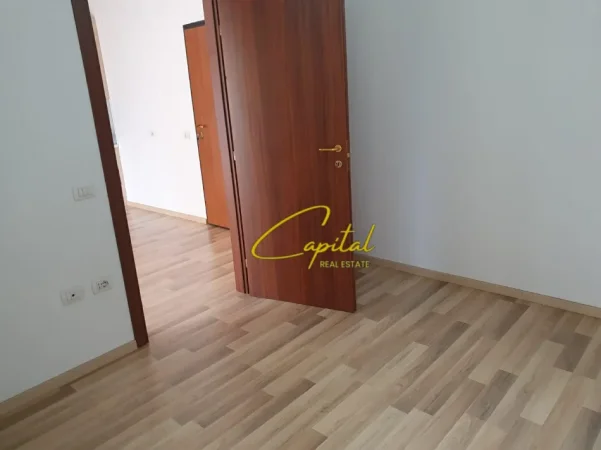 Tirane, jepet me qera apartament 1+1 Kati 5, 50 m² 450 € (ISH FUSHA AVIACIONIT)