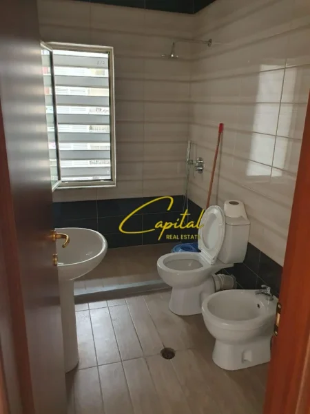 Tirane, jepet me qera apartament 1+1 Kati 5, 50 m² 450 € (ISH FUSHA AVIACIONIT)