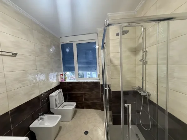 Tirane, jepet me qera apartament 2+1 Kati 4, 85 m² 800 € (RRUGA E BARRIKADAVE)