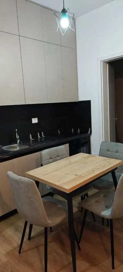 Tirane, jepet me qera apartament 1+1+Ballkon Kati 3, 51 m² 370 € (FRESKU)