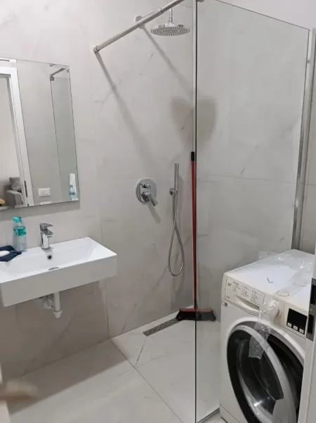 Tirane, jepet me qera apartament 1+1+Ballkon Kati 3, 51 m² 370 € (FRESKU)