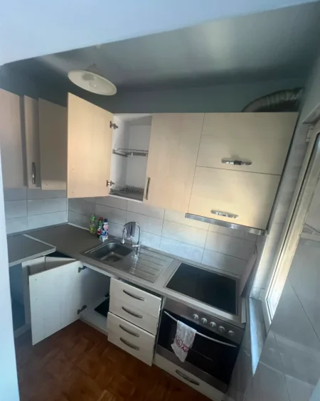 Tirane, jepet me qera apartament 1+1 Kati 5, 56 m² 450 € (PRANE QSUT)