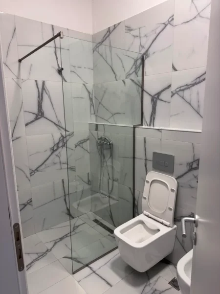 Tirane, jepet me qera apartament 1+1 Kati 8, 70 m² 600 € (Kompleksi Aura , Rruga Dritan Hoxha)
