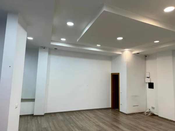 Tirane, jepet me qera dyqan Kati 0, 70 m² 1.200 € (MINE PEZA)