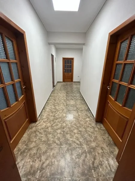 Tirane, jepet me qera zyre Kati 2, 120 m² (PAZARI I RI)