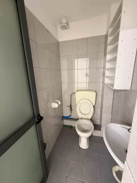 Tirane, jepet me qera dyqan Kati 0, 134 m² 1.500 € 