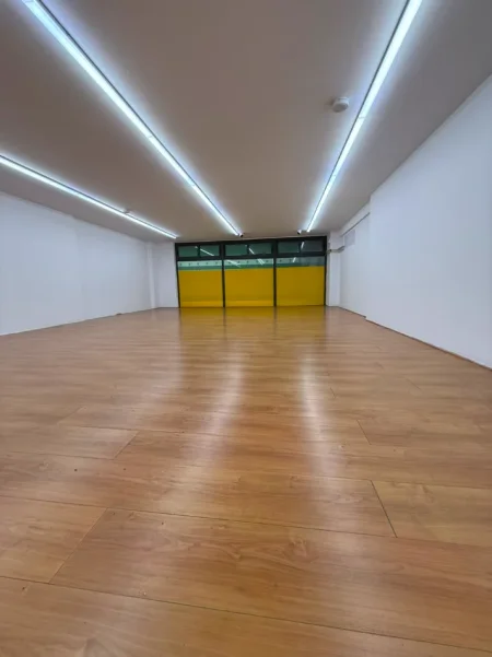 Tirane, jepet me qera dyqan Kati 0, 134 m² 1.500 € 