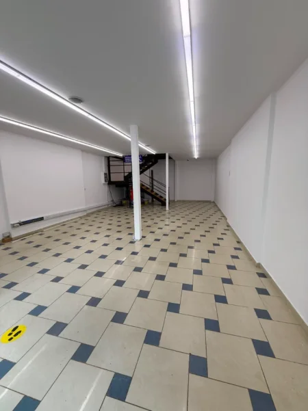 Tirane, jepet me qera dyqan Kati 0, 134 m² 1.500 € 