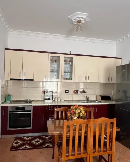 Tirane, jepet me qera apartament 2+1+post parkimi Kati 2, 100 m² 450 € (Bulevardi i Ri ne Fund)