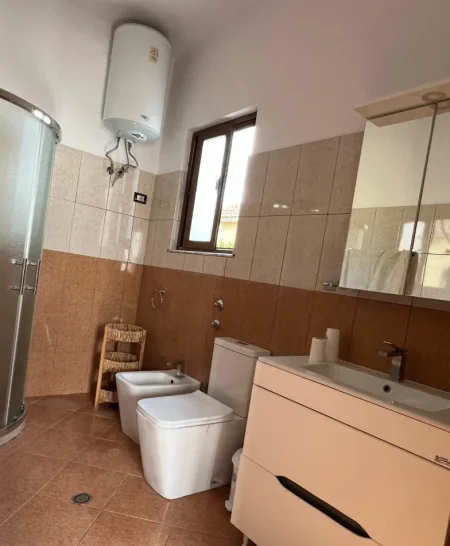 Tirane, jepet me qera apartament 2+1+post parkimi Kati 2, 100 m² 450 € (Bulevardi i Ri ne Fund)