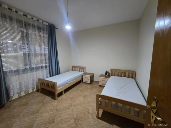 Tirane, jepet me qera apartament 2+1+Ballkon Kati 5, 105 m² 800 € (Rruga e Kosovareve)